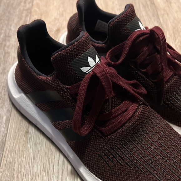 ADIDAS SWIFT RUN - Picture 2 of 10